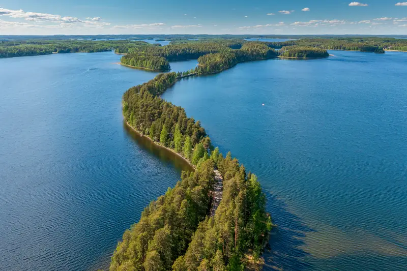 Kapea, mäntyjen peittämä harjanne kiemurtelee kahden järvenselän välissä.